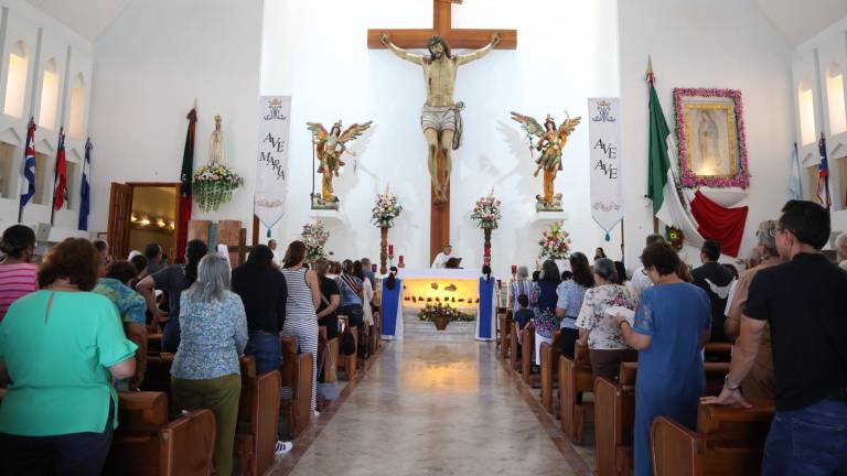 La eucaristía, oficiada por el Padre José Luis González, se llevó a cabo en el Santuario Santa María de América.