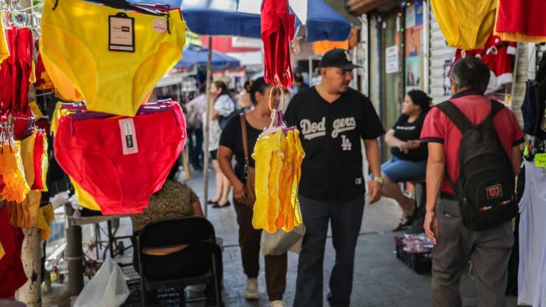 Comerciantes del Centro señalan que la tradición de usar prendas amarillas en Año Nuevo mantiene la demanda.