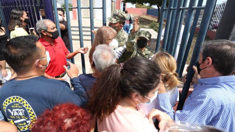 Polideportivo de la UAS en Mazatlán se satura por demanda de vacunas contra el Covid-19