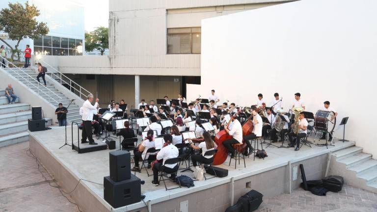 La Banda Sinfónica Juvenil del Estado se presentó en el ágora Rosario Castellanos del Isic.