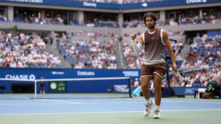 Carlos Alcaraz celebra un punto este viernes en el estadio Arthur Ashe ante Yibing Wu.