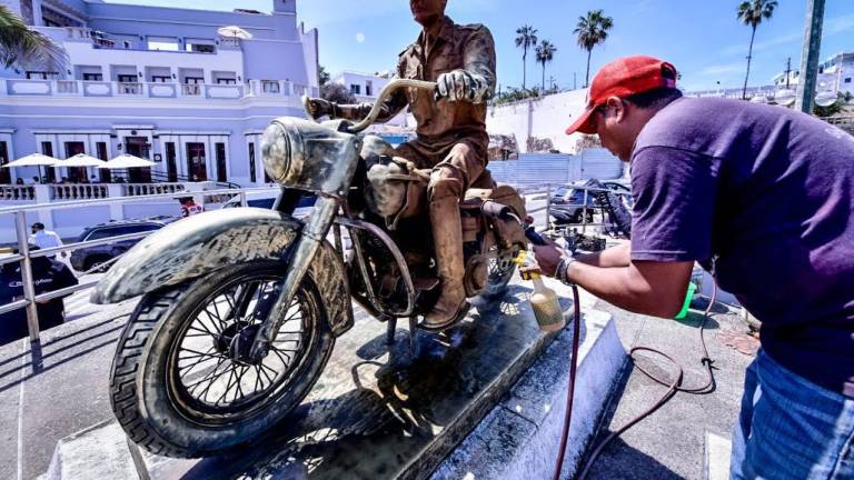 Restauran monumentos de Olas Altas, en Mazatlán