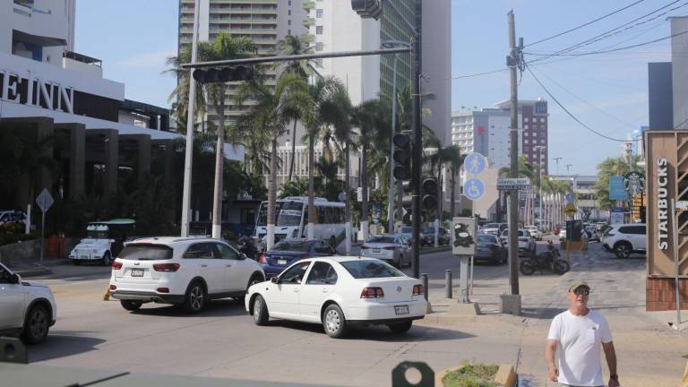 Los semáforos entre avenidas Camarón Sábalo y Gabriel Ruiz están intermitentes desde hace 2 años.