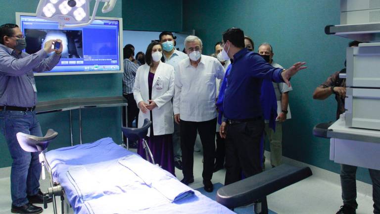 El Gobernador y Secretario de Salud revisando las nuevas instalaciones.