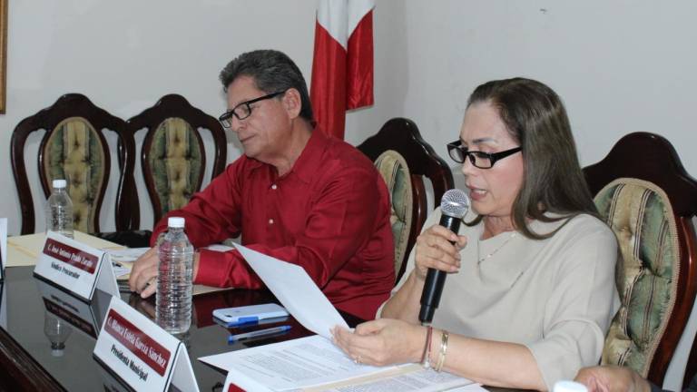 El Síndico Procurador, José Antonio Prado, y la Alcaldesa Blanca Estela García discuten por la defensa jurídica del Ayuntamiento.