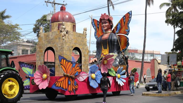 Listos, los carros alegóricos del primer desfile del Carnaval de Mazatlán