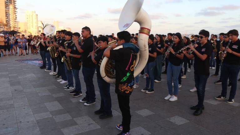 La Banda Juvenil DBK, de Caborca, Sonora, se presenta con éxito en el malecón.