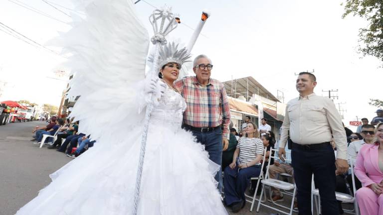 Rocha Moya estuvo presente durante el desfile de carros alegóricos del Carnaval Angostura 2026.
