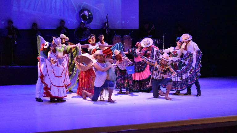 Vibra el público con el espectáculo ‘Sinaloa, tierra fértil de danzantes’