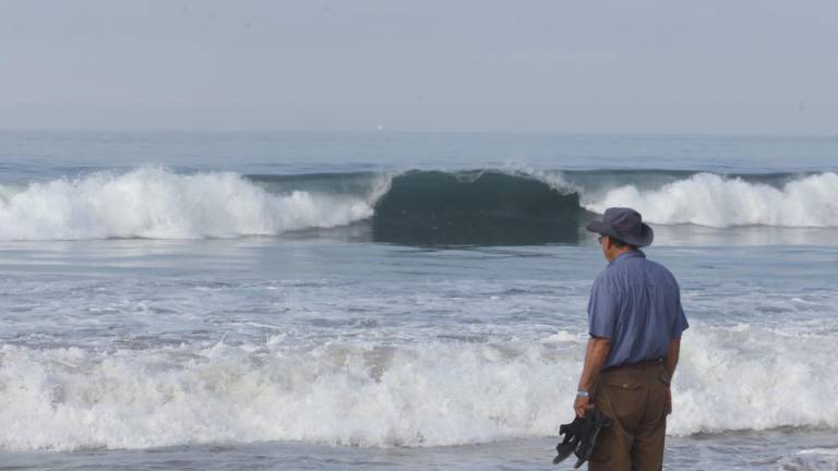 Actualmente en las playas de Mazatlán se presenta Mar de Fondo, por lo que exhortan a seguir indicaciones de no ingresar al mar si hay bandera roja.