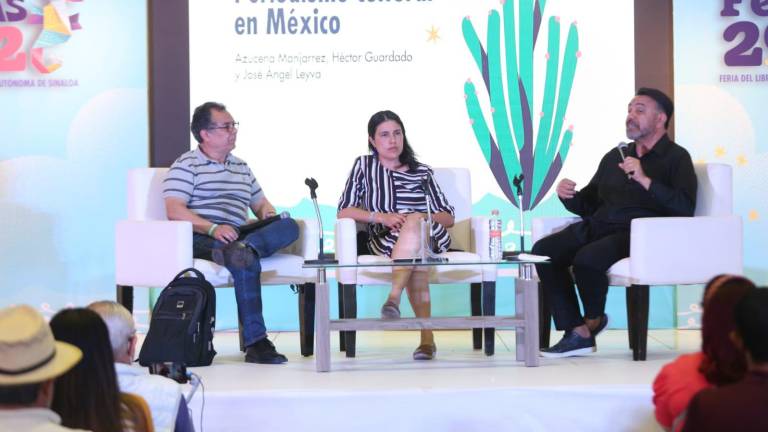 José Ángel Leyva, Azucena Manjarrez y Héctor Guardado en la ponencia Periodismo Cultural en México.