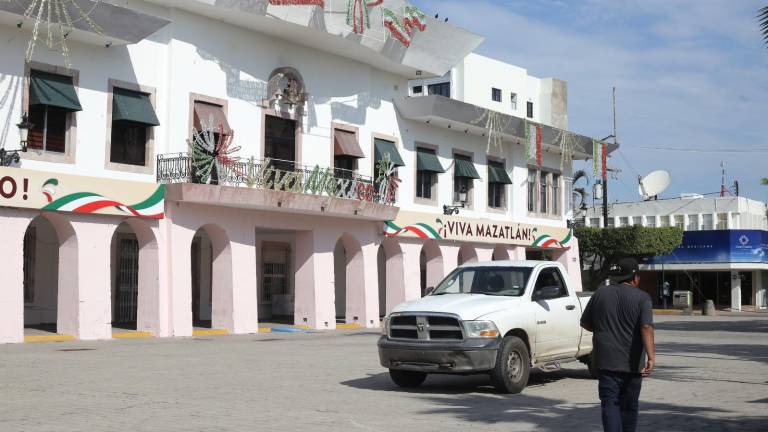 Personal del Ayuntamiento realiza trabajos previo a las celebraciones patrias en Mazatlán.
