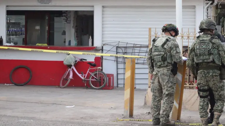 Militares y elementos de la SSPC resguardaron el comercio ubicado en la colonia Pemex tras el ataque armado de este sábado.