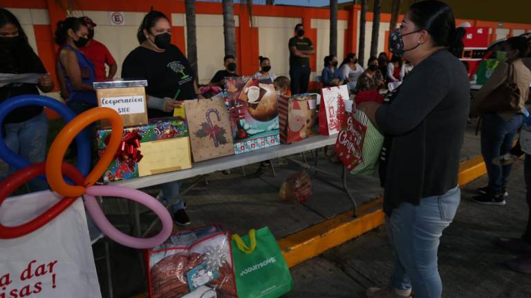 En Mazatlán, padrinos de niños que luchan contra el cáncer en Sinaloa aportan regalos para ellos