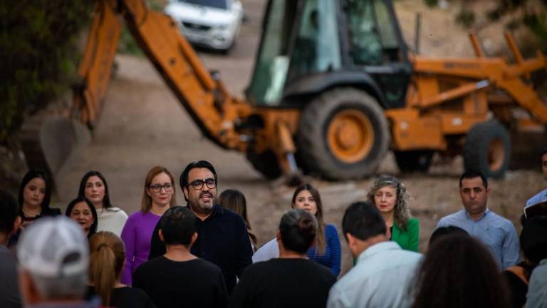 El Alcalde de Culiacán Juan de Dios Gámez Mendívil pone en marcha la pavimentación de cinco calles en la Colonia Buenos Aires.