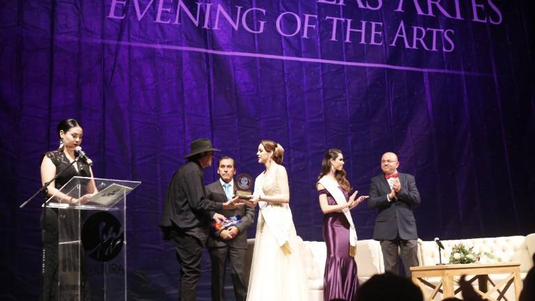 Serían los días 14, 15 y 16 de febrero cuando se planea dar a conocer los premios artísticos: Premio Mazatlán de Literatura, Premio Clemencia Isaura de Poesía y Premio Bienal de Artes Visuales Antonio López Sáenz.