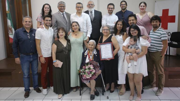 Recibe Cristina Rosano González la Constancia de Perseverancia por 60 años de servicio altruista