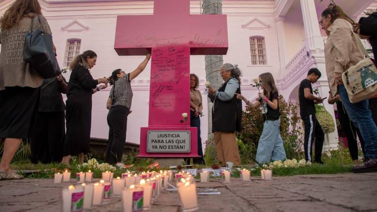 Integrantes de colectivos feministas inauguraron una cruz rosa en memoria de mujeres asesinadas y desaparecidas en el Jardín del Ayuntamiento de Culiacán.