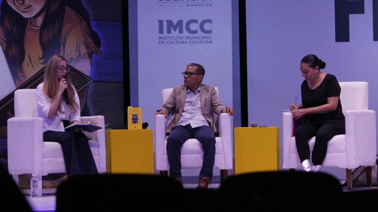 Juan Esmerio Navarro presentó su libro ‘Zarpar’ en el segundo día de actividades de la Feria Internacional del Libro en Culiacán.