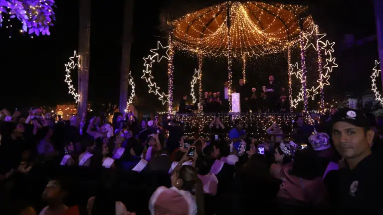 Familias de Mazatlán celebraron el encendido del pino navideño y la iluminación de la Plazuela Machado.