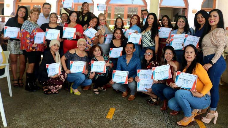 Los instructores certificados muestran su reconocimiento.