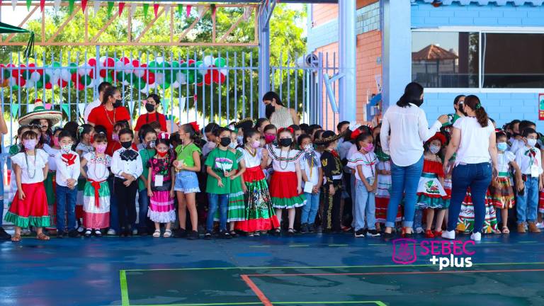 Gritan ¡Viva México! en el Colegio Sebec