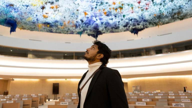 Tenoch Huerta mirando el techo abovedado de la Sala de los Derechos Humanos y la Alianza de Civilizaciones del Palacio de las Naciones de Ginebra