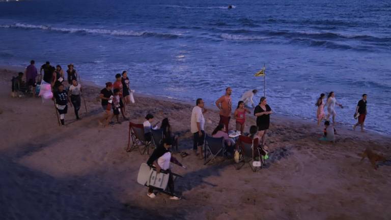 Por disposición oficial, los bañistas ya no pueden estar dentro del mar, así como la permanencia en la franja de arena es hasta las 20:00 horas.