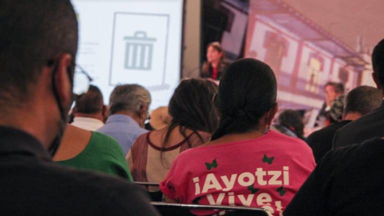 Familiares de los 43 normalistas de Ayotzinapa en el informe del GIEI.