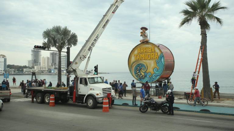 Avanza instalación de monigotes en el paseo costero de Mazatlán