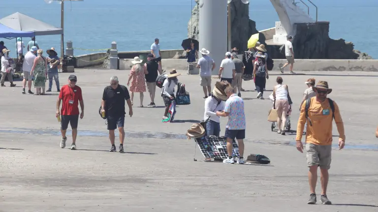La embarcación llegó al puerto con 3 mil 587 pasajeros y mil 272 tripulantes a bordo.