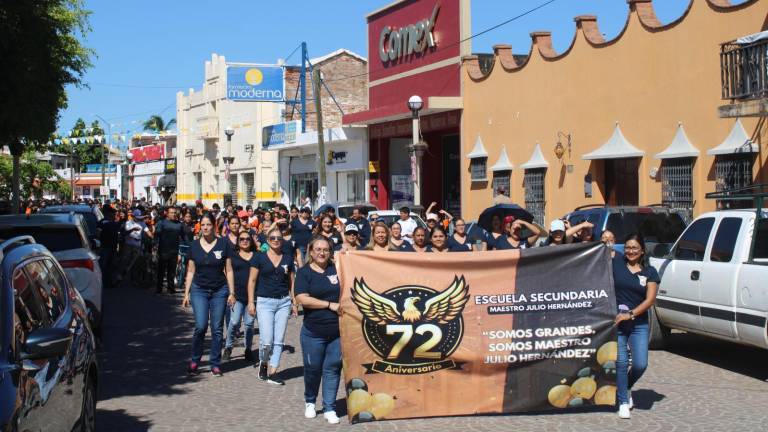 Alumnos y docentes participaron en la rodada-marcha del 72 Aniversario de la secundaria.