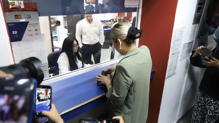 La Alcaldesa Estrella Palacios Domínguez realizó el pago del Predial en las oficinas de la Dirección de Ingresos del Ayuntamiento.