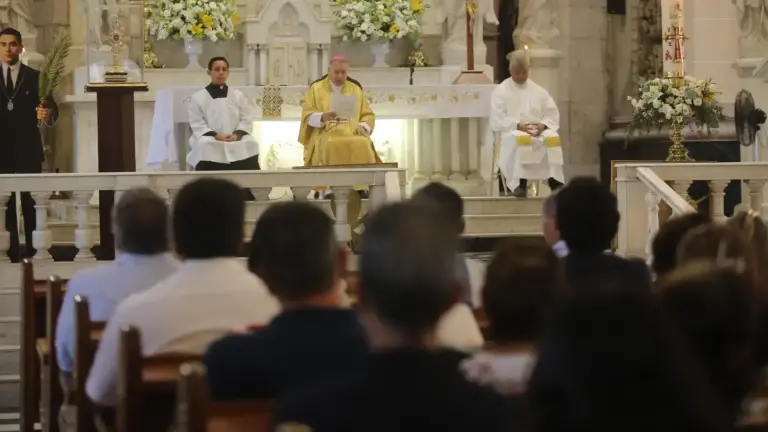 El Obispo de la Diócesis de Mazatlán, Mario Espinosa Contreras, oficiando la misa desde Catedral.