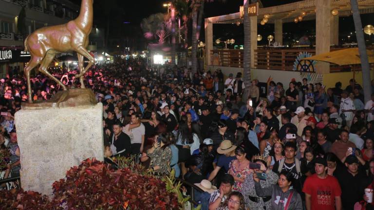 Miles de personas se concentran en Olas Altas para disfrutar la noche del Carnaval del domingo.