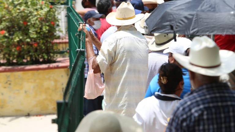 En El Roble, Mazatlán, aplican segunda dosis de vacuna contra el Covid-19 a mayores de 60 años