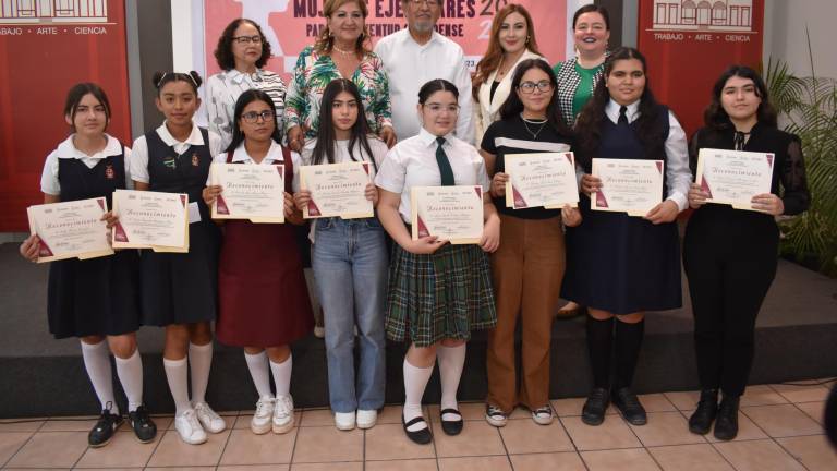 Directivos del Colegio de Sinaloa, de la Secretaría de las Mujeres, miembros de jurado calificador y las ganadoras del Concurso de Ensayo Mujeres Ejemplares para la Juventud Sinaloense 2023.