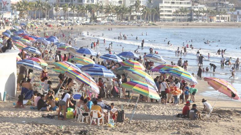 Acuden miles de personas a mitigar el calor en las playas de Mazatlán