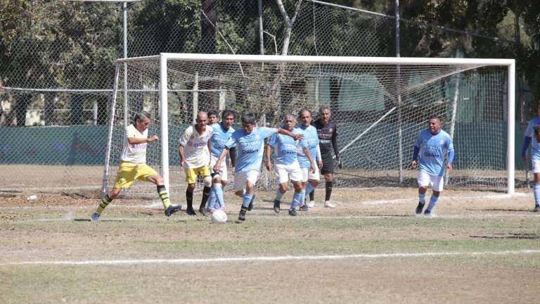 Buenos duelos hay en la Liga de Futbol Veteranos Platino Plus.