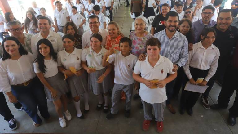 Jóvenes estudiantes reciben becas de parte del Gobierno de Mazatlán.