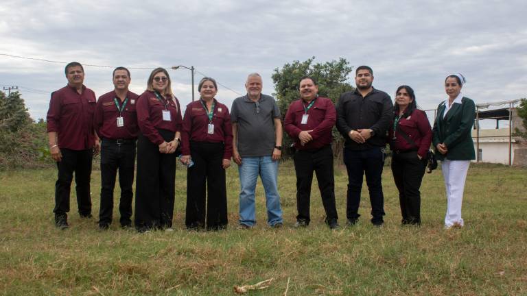 Directivos del IMSS en Sinaloa visitan Escuinapa para ver la construcción de una guardería.