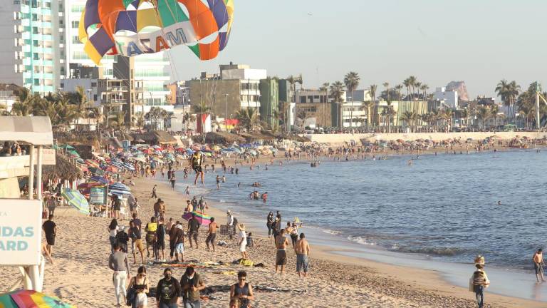 $! More than 10 thousand bathers flock to the beaches of Mazatlán between Saturday and Sunday