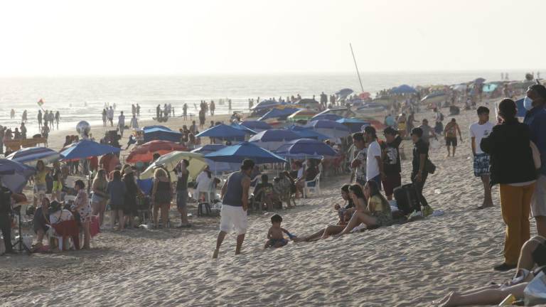 Aumenta afluencia de bañistas en playas de Mazatlán