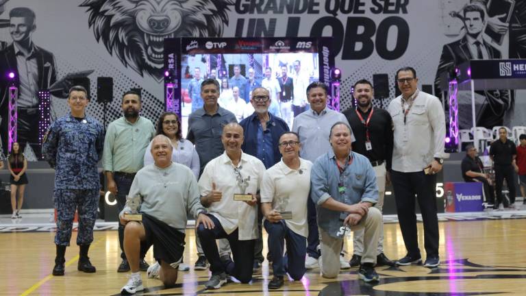 Directivos e invitados especiales junto a los homenajeados de la temporada 2026 del Cibacopa en el puerto.