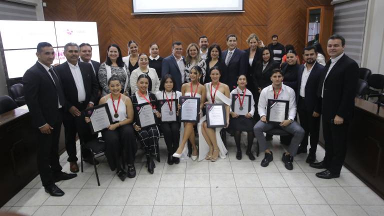 Jóvenes reconocidos con el Premio al Mérito de la Juventud Mazatleca 2023.