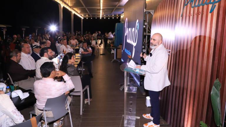 Miguel Izaguirre Castro realizando la presentación de Praia Malecón a los inversionistas.