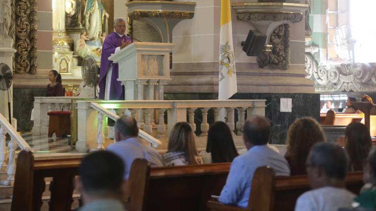 En misa en Catedral este domingo, el sacerdote Jaime Aguilar Martínez invitó a los fieles a mirar más allá de las apariencias.