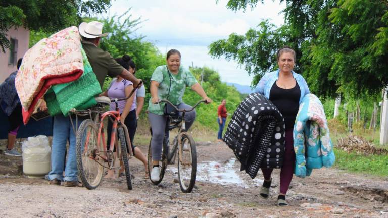 Autoridades municipales y estatales realizaron la entrega de despensas, ropa, estufas y kits de limpieza para ayudar a los habitantes de Palmillas tras las recientes lluvias.