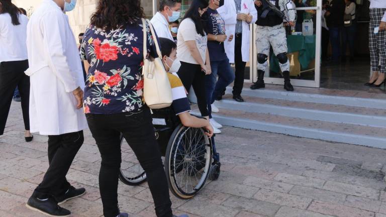 En Culiacán la vacunación contra el coronavirus destinada a adolescentes de 12 a 17 años de edad con comorbilidades se llevará a cabo en el teatro Óscar Liera del IMSS enfrente de la delegación, del miércoles 3 al viernes 5 de noviembre.