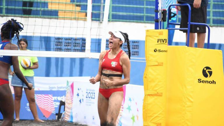 La sinaloense Abril Flores celebra uno de los puntos con los que, junto a Atenas Gutiérrez, logró el bronce en el voleibol de playa.